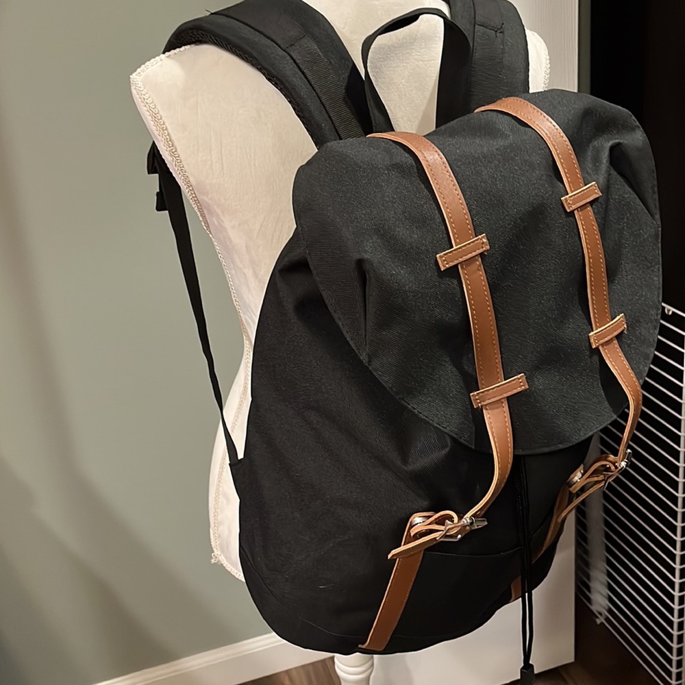Backpack - Picture 3 of 7